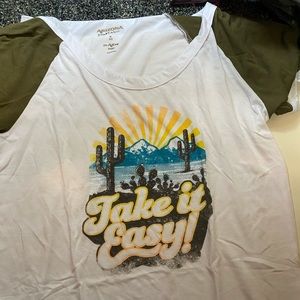 Short sleeve white and navy green tee